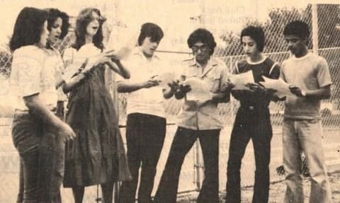 Students reading together by the fence around 1979: Midori Fujii, Analuisa Elizondo, their teacher Kathleen Maltby, Noé Hinojosa, Tommy Moreno, Ariel Villanueva and Jesse Ortiz.