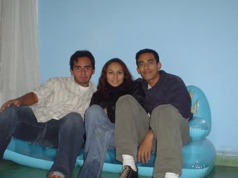 César Montejo, his wife Gaby, and Erx Ozú Mejía, classmates from the mid-1990s, together again years later.