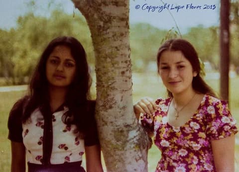 Two friends by a tree on campus in 1975; the post names Alice de Lugo among them.